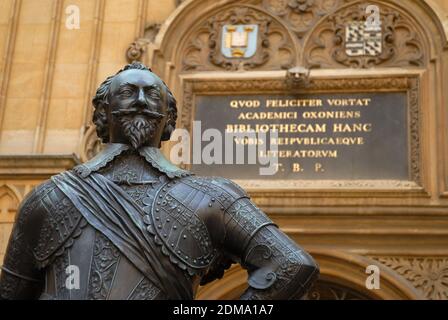 Statue de bronze de William Herbert, 3e comte de Pembroke , devant l'entrée principale de la bibliothèque Old Bodleian, Université d'Oxford, Oxford, Royaume-Uni Banque D'Images