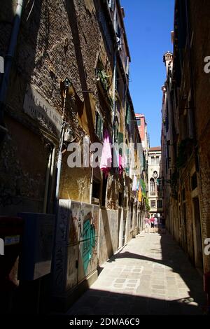 VENISE, ITALIE - 10 AOÛT 2018 - lavage suspendu des fenêtres des immeubles d'appartements à Venise, Italie Banque D'Images