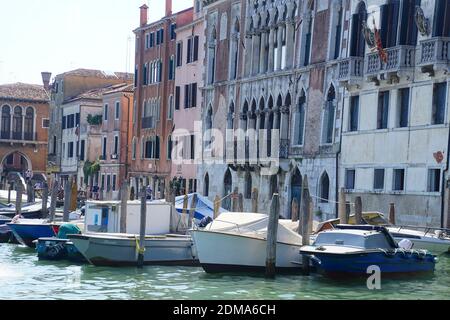 VENISE, ITALIE - 10 AOÛT 2018 - Poteaux et palais d'amarrage sur le Grand Canal, Venise, Italie Banque D'Images