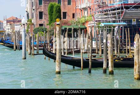 VENISE, ITALIE - 10 AOÛT 2018 - gondoles amarrées à l'extérieur du palais gothique sur le Grand Canal de Venise, Italie Banque D'Images