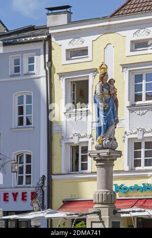 Statue de Marie sur la place de la ville de Deggendorf, district de Basse-Bavière, également connue sous le nom de la porte de la forêt bavaroise due à Banque D'Images