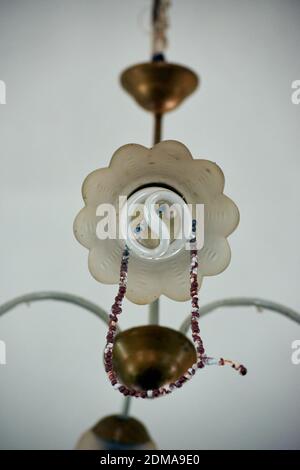 Un petit angle de perles de prière islamique accrochées de un lustre