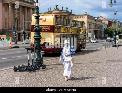 Femme âgée bien protégée contre Corona sur Unter Den Linden À Berlin Banque D'Images