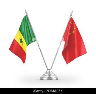 Drapeaux de table de la Chine et du Sénégal isolés sur le rendu 3D blanc Banque D'Images