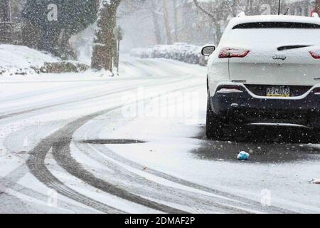 Philadelphie, Pennsylvanie, États-Unis. 16 décembre 2020. Philadelphiens se préparer à la première tempête de neige majeure en plus de 1000 jours. Crédit : Christopher Evens/ZUMA Wire/Alay Live News Banque D'Images