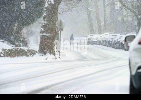 Philadelphie, Pennsylvanie, États-Unis. 16 décembre 2020. Philadelphiens se préparer à la première tempête de neige majeure en plus de 1000 jours. Crédit : Christopher Evens/ZUMA Wire/Alay Live News Banque D'Images