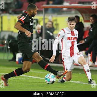 Cologne. 17 décembre 2020. Jonathan Tah (L) de Leverkusen vies avec Elvis Rexhbecaj de Cologne lors d'un match de football allemand Bundesliga entre le FC Cologne et Bayer 04 Leverkusen à Cologne, Allemagne, 16 décembre 2020. Credit: Xinhua/Alay Live News Banque D'Images