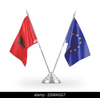 Drapeaux de table de l'Union européenne et de l'Albanie isolés en 3D blanche rendu Banque D'Images