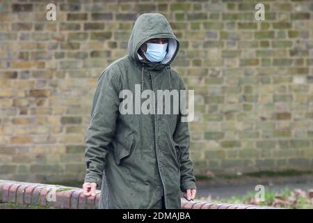 Londres, Royaume-Uni. 14 décembre 2020. Un homme portant un masque de visage marche dans la rue à Londres alors qu'il se déplace dans les restrictions de niveau trois COVID-19. Selon les scientifiques, le port d'un masque facial à l'extérieur peut ralentir la propagation du coronavirus. Credit: Dinendra Haria/SOPA Images/ZUMA Wire/Alay Live News Banque D'Images