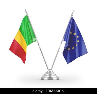 Drapeaux de table de l'Union européenne et du Mali isolés en 3D blanc rendu Banque D'Images