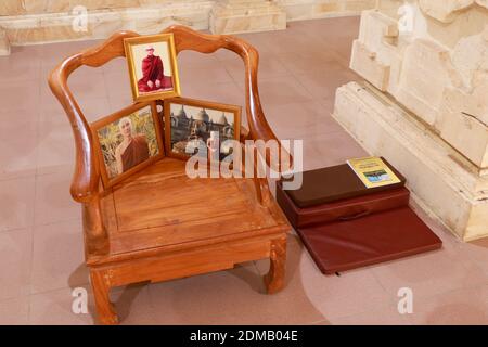 Bali, Indonésie, 26 novembre 2020. Photo de Bouddha sur une chaise en bois dans le temple bouddhiste Brahma Vihara Arama, Bali, Indonésie. Le vieux bois Banque D'Images
