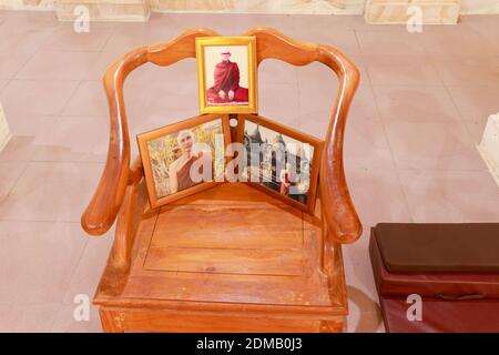 Bali, Indonésie, 26 novembre 2020. Photo de Bouddha sur une chaise en bois dans le temple bouddhiste Brahma Vihara Arama, Bali, Indonésie. Le vieux bois Banque D'Images