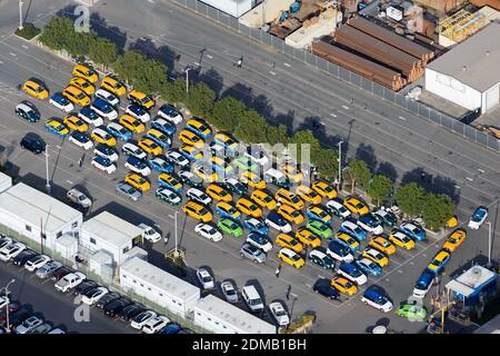 Des taxis ont été mis en file d'attente pour les passagers à l'aéroport de Los Angeles. Les taxis JAUNES LA sont réunis. File d'attente des voitures de taxi. Banque D'Images