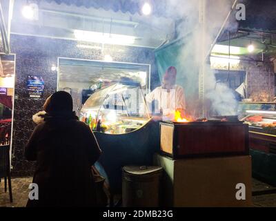 Moulay Idriss, Maroc - 08 avril 2015. Vendeur en chapeau de cuisine préparant la nourriture dans la rue Banque D'Images