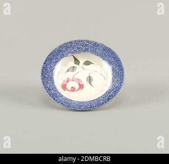 Assiette, beurre, faïence émaillée, Marli spongiée de bleu cobalt. Centre peint avec rose rouge et feuilles vertes, Staffordshire, Angleterre, début du XIXe siècle, céramique, Arts décoratifs, assiette, beurre Banque D'Images