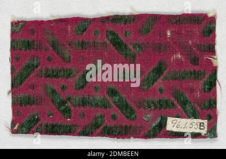 Fragments, Moyen: Soie technique: Chaîne supplémentaire formant une pile relevée en fondation de satin (velours), barres verticales et diagonales et points en vert sur fond rouge., XVIIe siècle, textiles tissés, fragments Banque D'Images