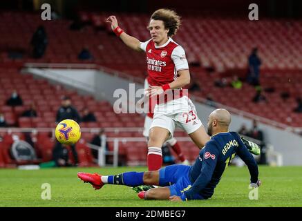 Londres, Grande-Bretagne. 16 décembre 2020. Gabriel Magalhaes (Top) d'Arsenal rivalise avec Theo Walcott de Southampton lors du match de la Premier League anglaise entre Arsenal et Southampton à Londres, en Grande-Bretagne, le 16 décembre 2020. Credit: Han Yan/Xinhua/Alay Live News Banque D'Images