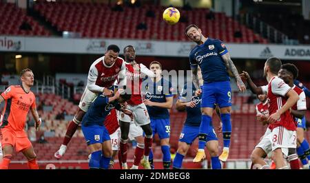 Londres, Grande-Bretagne. 16 décembre 2020. Danny ings de Southampton (Top, R) saute pour un titre lors du match de la Premier League anglaise entre Arsenal et Southampton à Londres, en Grande-Bretagne, le 16 décembre 2020. Credit: Han Yan/Xinhua/Alay Live News Banque D'Images