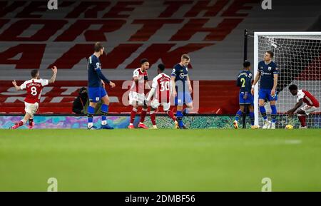 Londres, Grande-Bretagne. 16 décembre 2020. Pierre-Emerick Aubameyang d'Arsenal (3e L) fête avec ses coéquipiers après avoir marquant un but lors du match de la Premier League anglaise entre Arsenal et Southampton à Londres, en Grande-Bretagne, le 16 décembre 2020. Credit: Han Yan/Xinhua/Alay Live News Banque D'Images