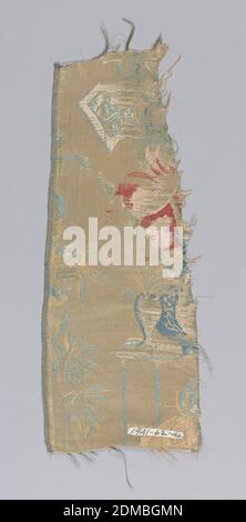 Textile, Moyen: Soie technique: Satin composé, brocardé, satin blanc dans un style chinoiserie avec fleurs, parasols, tables, vases, etc. En rose, bleu, vert et jaune., France, milieu du XVIIIe siècle, textiles tissés, textile Banque D'Images