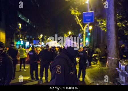 Des policiers sont en garde pendant la manifestation.deux manifestations de l'opposition auront lieu en même temps devant la sous-délégation du gouvernement espagnol à Barcelone, séparées par une force de police forte, d'un côté des défenseurs des indépendants du Sahara du Maroc, Ils appelleront une fois de plus à une mobilisation à Barcelone pour le droit à l'autodétermination du peuple sahraoui et à dénoncer l'État espagnol pour ne pas condamner l'agression de l'armée marocaine contre le peuple sahraoui. D'autre part, la communauté marocaine a exigé que les Espagnols Banque D'Images