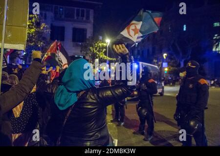 Des policiers sont en garde pendant la manifestation.deux manifestations de l'opposition auront lieu en même temps devant la sous-délégation du gouvernement espagnol à Barcelone, séparées par une force de police forte, d'un côté des défenseurs des indépendants du Sahara du Maroc, Ils appelleront une fois de plus à une mobilisation à Barcelone pour le droit à l'autodétermination du peuple sahraoui et à dénoncer l'État espagnol pour ne pas condamner l'agression de l'armée marocaine contre le peuple sahraoui. D'autre part, la communauté marocaine a exigé que les Espagnols Banque D'Images