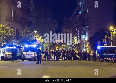 Des policiers sont en garde pendant la manifestation.deux manifestations de l'opposition auront lieu en même temps devant la sous-délégation du gouvernement espagnol à Barcelone, séparées par une force de police forte, d'un côté des défenseurs des indépendants du Sahara du Maroc, Ils appelleront une fois de plus à une mobilisation à Barcelone pour le droit à l'autodétermination du peuple sahraoui et à dénoncer l'État espagnol pour ne pas condamner l'agression de l'armée marocaine contre le peuple sahraoui. D'autre part, la communauté marocaine a exigé que les Espagnols Banque D'Images