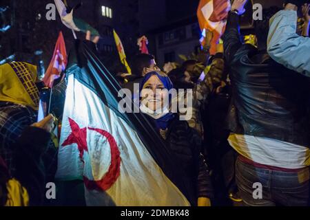 Un manifestant du Front pro-Polisario détient un drapeau pendant la manifestation.deux manifestations de l'opposition tiendront un passage de rue en même temps devant la sous-délégation du gouvernement espagnol à Barcelone, séparées par une force de police forte, D'un côté, défenseurs des indépendants du Sahara du Maroc, ils appellent une fois de plus à une mobilisation à Barcelone pour le droit à l'autodétermination du peuple sahraoui et à dénoncer l'État espagnol pour ne pas condamner l'agression de l'armée marocaine contre le peuple sahraoui. D'autre part, la communauté marocaine demande Banque D'Images