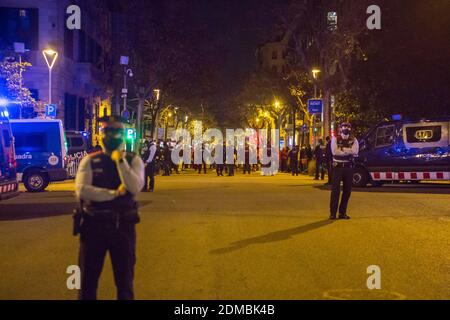 Des policiers sont en garde pendant la manifestation.deux manifestations de l'opposition auront lieu en même temps devant la sous-délégation du gouvernement espagnol à Barcelone, séparées par une force de police forte, d'un côté des défenseurs des indépendants du Sahara du Maroc, Ils appelleront une fois de plus à une mobilisation à Barcelone pour le droit à l'autodétermination du peuple sahraoui et à dénoncer l'État espagnol pour ne pas condamner l'agression de l'armée marocaine contre le peuple sahraoui. D'autre part, la communauté marocaine a exigé que les Espagnols Banque D'Images