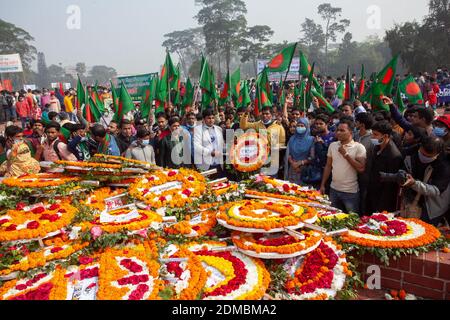 Le peuple bangladais dépose des fleurs au monument national pour rendre hommage aux Martyrs lors des célébrations du jour de la victoire.le Bangladesh célèbre le 49e anniversaire de sa victoire dans la Guerre de libération comme des hommages rendus aux martyrs de la lutte pour l'indépendance au Monument national de Savar. Banque D'Images