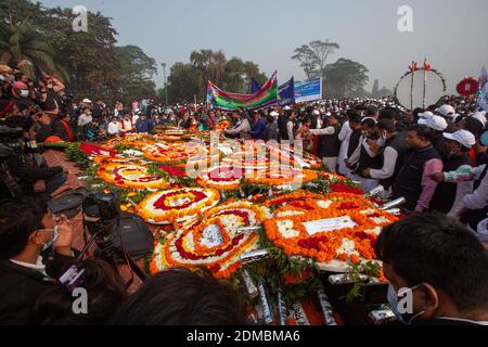 Le peuple bangladais dépose des fleurs au monument national pour rendre hommage aux Martyrs lors des célébrations du jour de la victoire.le Bangladesh célèbre le 49e anniversaire de sa victoire dans la Guerre de libération comme des hommages rendus aux martyrs de la lutte pour l'indépendance au Monument national de Savar. Banque D'Images