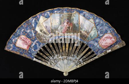 Éventail plissé, Jean Baptiste Joseph Pater, 1695 - 1736, feuille de parchemin peinte avec papier peint, bâtons nacre incisés et percés avec feuille métallique appliquée, pierre de verre au rivet, ventilateur plissé. Feuille de parchemin peint recouverte de papier peint; bâtonnets de nacre incisés et percés avec feuille métallique appliquée; pierre de verre au rivet. Les figures du cadre central sont d'après un tableau de Jean Baptiste Joseph Pater (1695-1736) intitulé « conversation Galante dans un parc ». La plume et le dessin d'encre partiellement visibles sur la gauche sont signés Perelle Banque D'Images