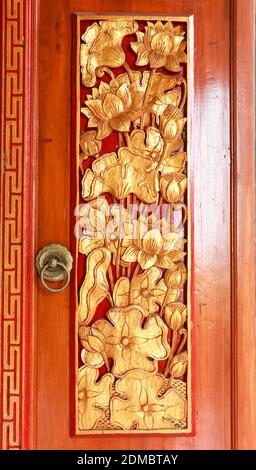 Les portes sculptées en bois balinais avec des ornements. Les traditions locales et de l'artisanat concept Banque D'Images