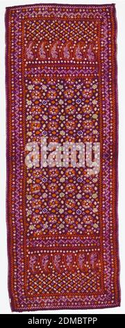 Toile d'épaule cérémoniale (Selendang), moyenne: Soie, fils métalliques, teinture technique: Tissu de soie tissée avec motif de résistance à la nouée avec motif de fleur, étoile, losange en violet et orange. Bande de bordure de chaque côté du champ principal avec chevron et diamants. Ces bandes sont travaillées dans le weft ikat. À chaque extrémité du tissu se trouvent d'autres bandes de motifs ikat. Tresse d'or le long des selvages et franges d'or le long des deux extrémités. Bali, Java, 19e siècle, textiles imprimés, teints et peints, toile d'épaule Ceremonial Banque D'Images