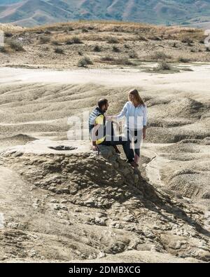 Jeune couple à côté d'un volcan de boue, photo prise en Roumanie Banque D'Images