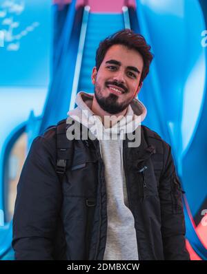Un cliché vertical d'un jeune latino avec un une barbe souriante Banque D'Images