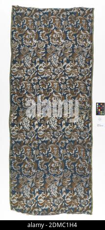 Textile, Moyen: Soie technique: Tissé, longueur de la soie tissée avec des fleurs fortement agencées en brun et gris-argent sur un sol bleu foncé., Europe du Nord, 1660–70, textiles tissés, textile Banque D'Images