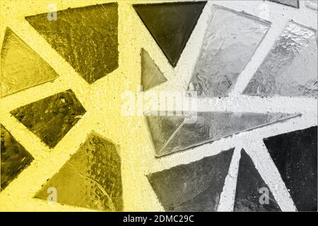 Surface en mosaïque en verre aux couleurs tendance 2021 ans - gris et jaune. Banque D'Images