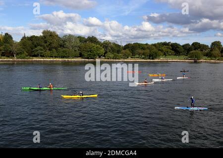 Kayakistes, pagayeurs, canoteurs sur la rivière Harlem entre Manhattan et Randalls Island à New York, NY. Banque D'Images