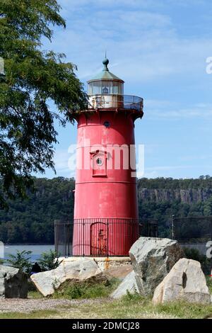 Le petit phare rouge, Jeffrey's Hook Light, à fort Washington Park, New York, NY. Avec le Palisades Interstate Park en arrière-plan. Banque D'Images