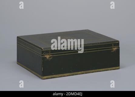 Étui en cuir, d'un Service de petit déjeuner de Sèvres (Déjeunesse Mosaïque Florentine), cuir, bois, tissu, métal, boîte rectangulaire (a) recouvert de cuir vert foncé avec bandes et bordures dorées estampillées; couvercle à charnière décoré de bordures dorées et d'une cartouch comprenant une couronne surmontant des rubans et draperies entourant un aigle encerclé par une chaîne de bureau(?) Avec la lettre 'N' dans le bouclier et la médaille de suspension. Deux fermetures à crochet à l'avant. Intérieur doublé en daim et tissu Havane, avec puits pour pièces de service de cabaret; coussin en daim rectangulaire (b)., France, 1813 ou plus tard, conteneurs, Décoratifs Banque D'Images