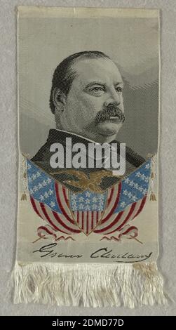 Ruban souvenir: Grover Cleveland, Moyen: Soie technique: jacquard tissé, de haut en bas: Portrait noir et blanc de Grover Cleveland. Aigle Havane au-dessus du drapeau américain rouge, blanc et bleu. Signature: 'Grover Cleveland'., USA, 1888, textiles tissés, ruban souvenir: Grover Cleveland Banque D'Images