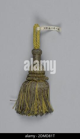 Tassel, moyen: Soie et fil métallique sur un noyau de bois, Tassel avec un noyau de bois tourné (cylindre, bulbe et bride) recouvert de soie jaune et de fils dorés dans l'emballage, le trellis, et les rouleaux torsadés. Jupe de fils torsadés de soie jaune et or. Boucle de fil de soie jaune en haut., Espagne, 18ème siècle, finitions, Tassel Banque D'Images