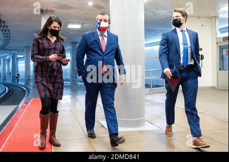 Le sénateur américain Ted Cruz (R-TX) portant un masque facial drapeau du Texas à l'arrêt Senate Subway au Capitole. Banque D'Images