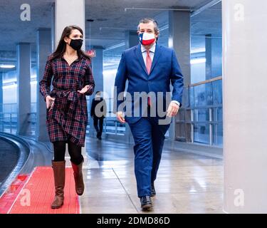 Le sénateur américain Ted Cruz (R-TX) portant un masque facial drapeau du Texas à l'arrêt Senate Subway au Capitole. Banque D'Images