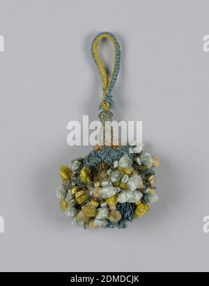 Tassel, Moyen: Soie, fils métalliques, noyau en bois, jupe de bleu, rose et jaune soie et fils métalliques, torsadés et boucles et chacun supportant une petite pampille. Collier de filets en boucle. La tête est en forme de vase et enveloppée de fil bleu et doré dans un motif à chevron. Cordon de fils de soie bleu et jaune tressés., Espagne, 19e siècle, finitions, pampille Banque D'Images