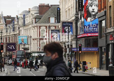 Londres, Grande-Bretagne. 16 décembre 2020. Les gens marchent devant des théâtres fermés sur Shaftesbury Avenue à Londres, en Grande-Bretagne, le 16 décembre 2020. Londres est passé au niveau trois, le niveau le plus élevé du système de niveau de restriction des coronavirus en Angleterre, à partir de minuit mercredi. Crédit: Tim Ireland/Xinhua/Alamy Live News Banque D'Images