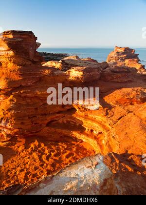 Falaises côtières rouges au-dessus de l'océan Indien à Gantheaume point, Broome, Australie occidentale Banque D'Images