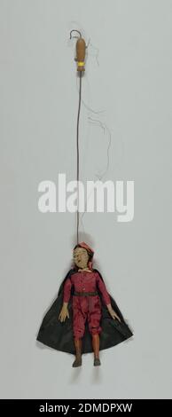 Pantalone, bois sculpté et peint, verre et tissu, ensemble de marionnettes Commedia dell’arte, chacune avec masques faciaux et costume de caractère. Pantalone illustré avec un masque barbu et un nez accroché. Vêtements et casquette rouges, cape noire. Mains en bois cousues dans les manches., Italie, XVIIIe siècle, théâtre, Arts décoratifs, marionnette, marionnette Banque D'Images