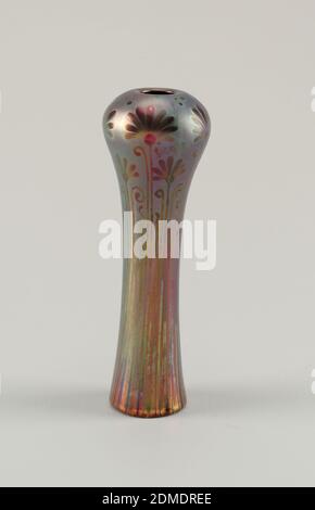 Vase, Jacques Sicard, français, 1865–1923, poterie Weller, faïence moulée, émaillée et lustrée, corps en argile gris-blanc, moulé. Corps grand, mince, légèrement cylindrique avec épaule globulaire, pas de cou, bord incurvant; pas de pied. Représentation de fleurs verticales (œillets stylisés) et de feuilles courbes qui s'élèvent sur l'épaule. En dessous et entre ces derniers sont des fleurs et des feuilles plus petites. Quelques points aléatoires sur le dessus de l'épaule. Décoration en feuilles métalliques sur un sol irisé, dans des tons de bleu paon, de lavande, de pourpre et de vert sur un sol en cuivre, particulièrement lustreux à la base Banque D'Images
